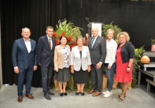 Zdjęcie grupowe z laureatami i organizatorami w Centrum Kultury Spichlerz w Żukowie - powiększ