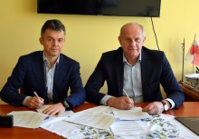 Wykonawca inwestycji i Burmistrz Gminy Żukowo podpisują umowę - powiększ