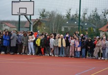 Uczniowie zgromadzeni podczas uroczystości otwarcia boiska w Leźnie - powiększ