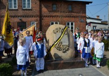 [fot. Wojciech Kruk] Siostry Ptach – obelisk upamiętniający żukowskie hafciarki - powiększ