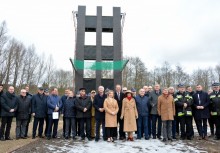 Zaproszeni goście przed ścianką treningową