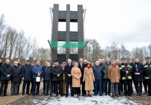 Zaproszeni goście przed ścianką treningową - powiększ