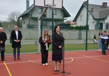 Burmistrz Mariola Żmudzińska przemawia podczas otwarcia boiska w Leźnie  - powiększ