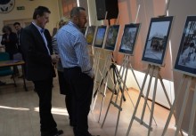 [fot. Wojciech Kruk] Wystawa 'Gmina Żukowo w Grafice Jacka Piątka i na Fotografiach Kosycarzy'otwarta - powiększ