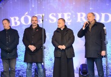 [fot. B.Bujnowska-Kowalska] Bogaty Jarmark Bożonarodzeniowy w Żukowie!  - powiększ