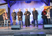 [fot. B.Bujnowska-Kowalska] Bogaty Jarmark Bożonarodzeniowy w Żukowie!  - powiększ