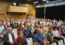 Uczestnicy konferencji lokalnej w sali widowiskowej – pełna frekwencja podczas prezentacji dotyczącej rozwoju gmin i współpracy samorządów. - powiększ