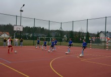 Pokaz piłkarski uczniów podczas uroczystego otwarcia boiska w Leźnie – młodzi zawodnicy zaprezentowali swoje umiejętności. ⚽ - powiększ