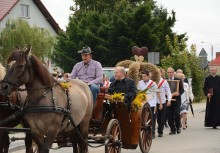 [fot. B.Bujnowka-Kowalska] Dożynki Parafialne i VIII Festyn Kaszubski w Chwaszczynie - powiększ