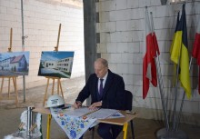 Burmistrz Wojciech Kankowski podpisuje akt erekcyjny - powiększ
