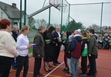 Uczniowie odbierają gratulacje i upominki podczas otwarcia boiska w Leźnie – wspólna radość i święto sportu w Gminie Żukowo!  - powiększ