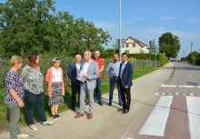 8 osób przy przejściu dla pieszych - powiększ