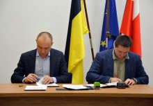 Zastępca Burmistrza oraz przedstawiciel wykonawcy podpisują umowę - powiększ