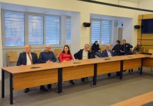 Kilka osób siedzi przy stołach w sali Rady Miejskiej w Urzędzie Gminy w Żukowie - powiększ