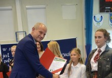 [fot. Wojciech Kruk] Oficjalne wręczenie stypendiów Rady Miejskiej w Żukowie i Burmistrza Gminy Żukowo - powiększ