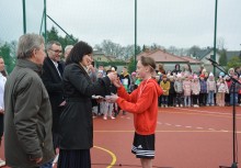 Burmistrz Mariola Zmudzińska gratuluje młodej zawodniczce podczas uroczystości otwarcia nowego boiska w Leźnie  - powiększ