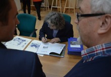 [fot. Wojciech Kruk] Wystawa 'Gmina Żukowo w Grafice Jacka Piątka i na Fotografiach Kosycarzy'otwarta - powiększ