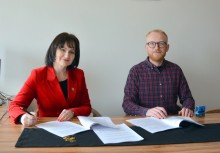 Burmistrz Gminy Żukowo Mariola Zmudzińska i wykonawca podpisują umowę
