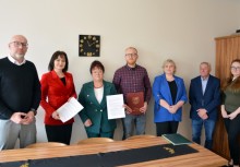 7 osób. Burmistrz Mariola Zmudzińska i Sołtys Mieszewa Bogumiła Wandtke trzymają umowę - powiększ