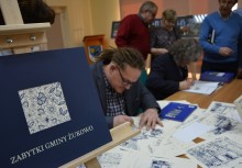 [fot. Wojciech Kruk] Wystawa 'Gmina Żukowo w Grafice Jacka Piątka i na Fotografiach Kosycarzy'otwarta - powiększ