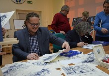 [fot. Wojciech Kruk] Wystawa 'Gmina Żukowo w Grafice Jacka Piątka i na Fotografiach Kosycarzy'otwarta - powiększ