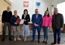 6 osób w sali Rady Miejskiej w Żukowie