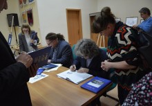 [fot. Wojciech Kruk] Wystawa 'Gmina Żukowo w Grafice Jacka Piątka i na Fotografiach Kosycarzy'otwarta - powiększ