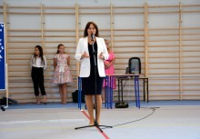 Burmistrz Mariola Zmudzińska przemawia podczas uroczystości szkolnej – wydarzenie odbywa się w nowej sali gimnastycznej. - powiększ