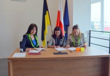 Burmistrz Mariola Zmudzińska i przedstawicielki Szczepu Gradient Żukowo podpisują umowę  - powiększ
