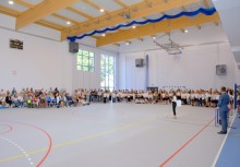 Uroczystość szkolna w nowej sali gimnastycznej – uczniowie, nauczyciele i rodzice zgromadzeni podczas oficjalnego wydarzenia. - powiększ