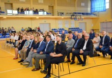 Publiczność na krzesełkach na sali gimnastycznej - powiększ