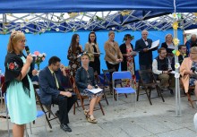 [fot. B.Bujnowska-Kowalska] W Żukowie „Wesele” czytano w Parku Jubileuszowym - powiększ