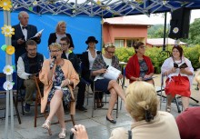 [fot. B.Bujnowska-Kowalska] W Żukowie „Wesele” czytano w Parku Jubileuszowym - powiększ
