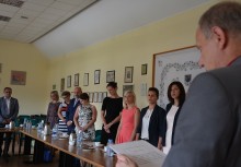 [fot. Natalia Piotrzkowska] Burmistrz wręczył nauczycielom awanse - powiększ