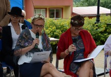 [fot. B.Bujnowska-Kowalska] W Żukowie „Wesele” czytano w Parku Jubileuszowym - powiększ