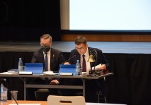 Przy stole siedzą od lewej: Wicerzewodniczący Rady Miejskiej Tyberiusz Treder, Przewodniczący Rady Miejskiej Witold Szmidtke - powiększ
