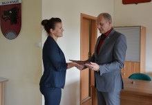 [fot. Natalia Piotrzkowska] Burmistrz wręczył nauczycielom awanse - powiększ