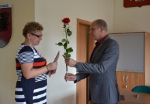 [fot. Natalia Piotrzkowska] Burmistrz wręczył nauczycielom awanse - powiększ