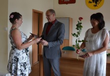 [fot. Natalia Piotrzkowska] Burmistrz wręczył nauczycielom awanse - powiększ