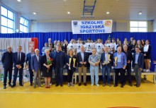 Zdjęcie grupowe z pucharami i statuetkami - powiększ