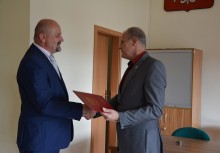[fot. Natalia Piotrzkowska] Burmistrz wręczył nauczycielom awanse - powiększ