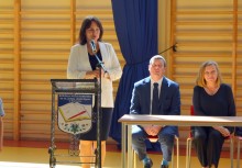 Burmistrz Mariola Zmudzińska przemawia podczas inauguracji roku szkolnego – obok dyrekcja i nauczyciele szkoły. - powiększ