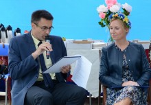 [fot. B.Bujnowska-Kowalska] W Żukowie „Wesele” czytano w Parku Jubileuszowym - powiększ