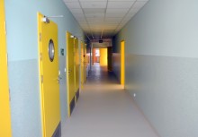 Na zdjęciu korytarz szkoły w Tuchomiu - powiększ
