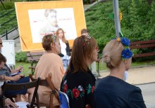[fot. B.Bujnowska-Kowalska] W Żukowie „Wesele” czytano w Parku Jubileuszowym - powiększ