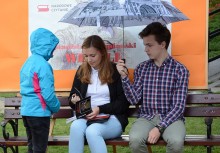 [fot. B.Bujnowska-Kowalska] W Żukowie „Wesele” czytano w Parku Jubileuszowym - powiększ