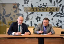 Burmistrz Gminy Żukowo oraz wykonawca zadania podpisują umowę - powiększ