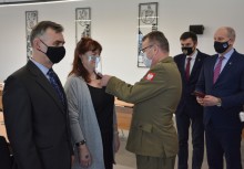 Komendant Wojskowej Komendy Uzupełnień w Gdyni mjr Radosław Grabowski przypina medale uhonorowanym rodzicom - powiększ