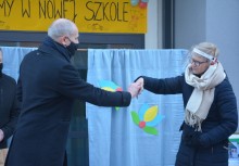 [fot. BBujnowska-Kowalska] Wojciech Kankowski Burmistrz Gminy Żukowo przekazuje symboliczny klucz do nowej szkoły w Tuchomiu Elżbiecie Pryczkowskiej dyrektor szkoły.  - powiększ