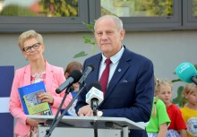 Burmistrz Gminy Żukowo przemawia, w tle dyrektor szkoły w Tuchomiu - powiększ